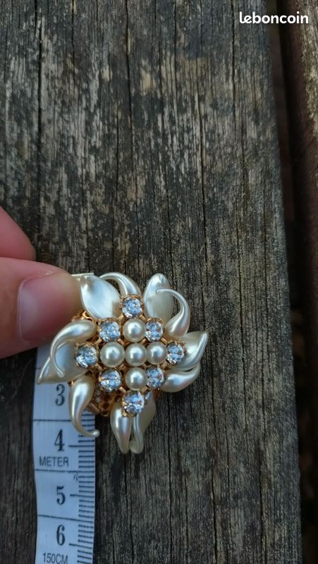 Broche vintage fleur carrée fausses perles nacrées & strass (image 6)