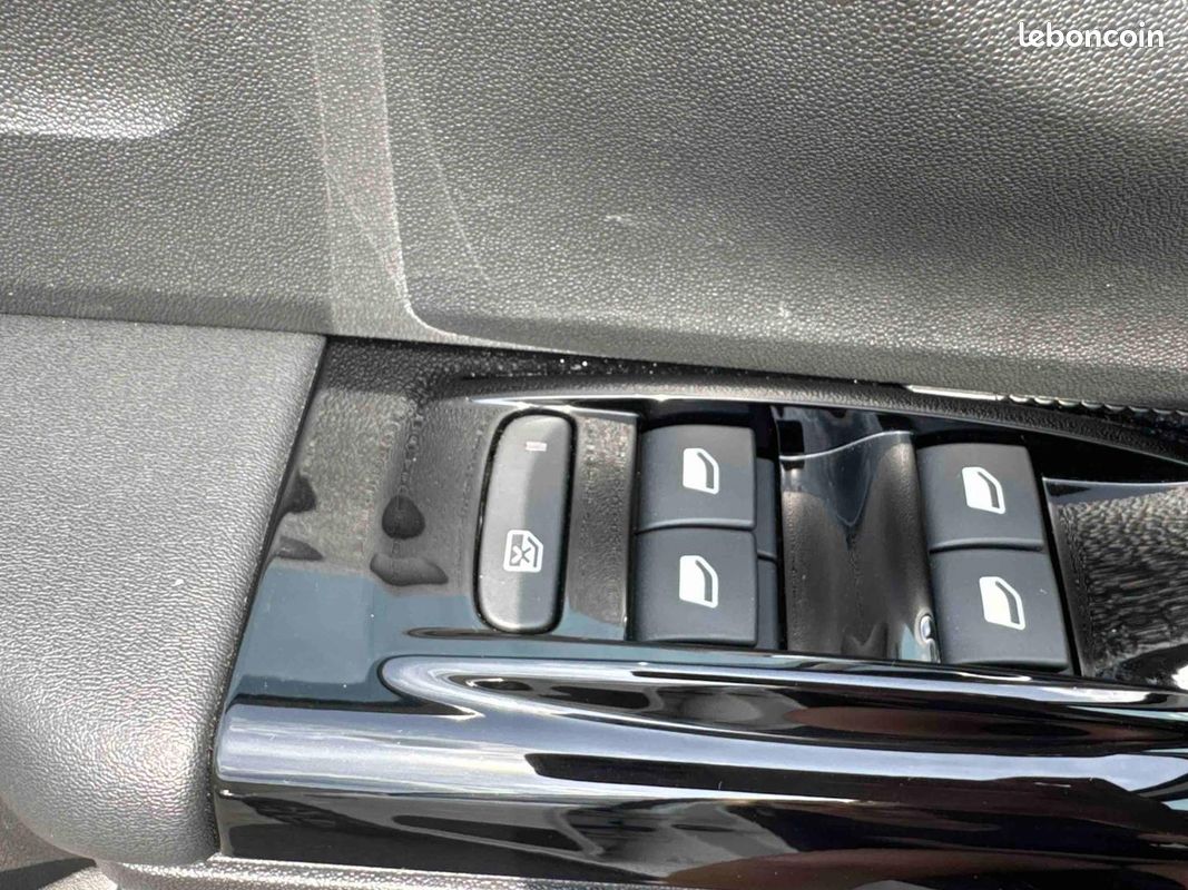 Citroen C3 1.2 PureTech 110ch S&S Shine EAT6 (image 17)