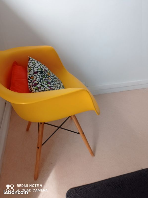 Chaise avec coussins (image 2)