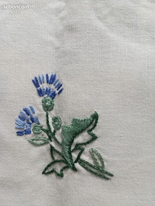 Broderie florale vintage avec motifs, illustration sur fond blanc