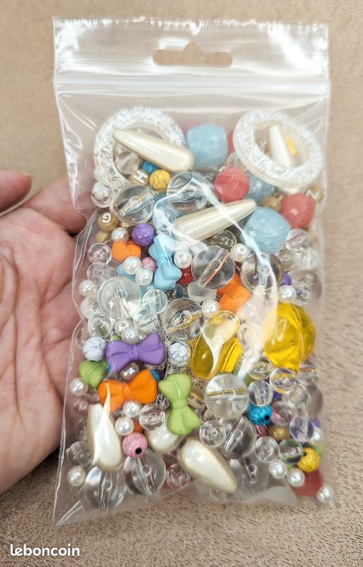 Sachet de perles en plastique multicolore (image 1)