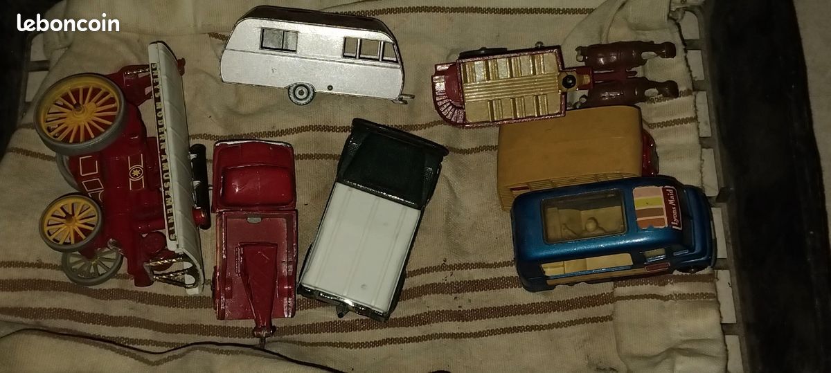 Voitures, camions et fourgons miniatures Husky 1:64