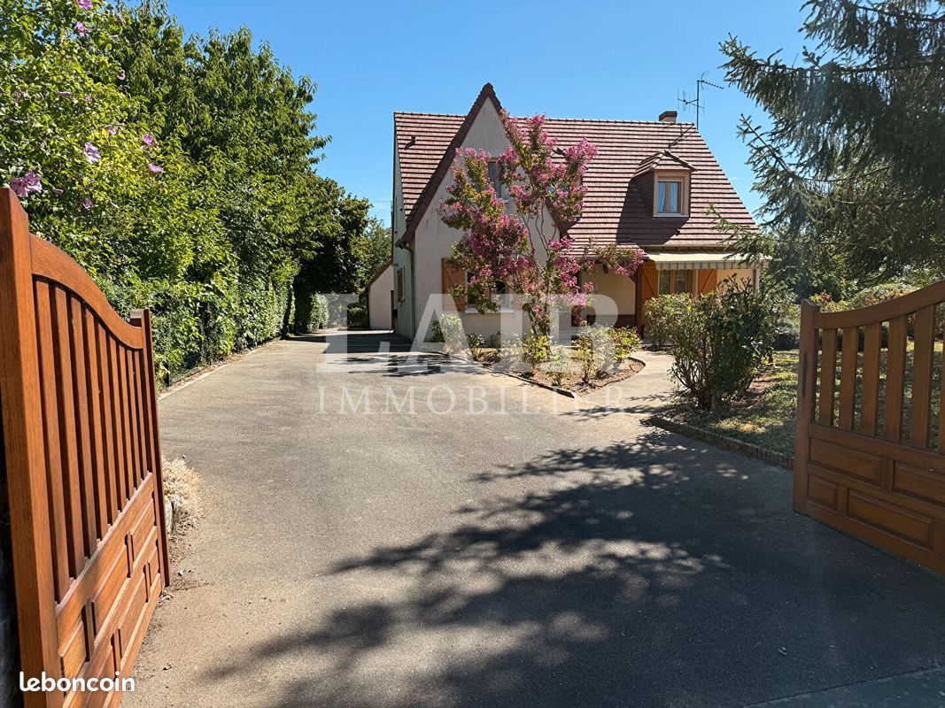 Maison 5 pièces 165 m² · à Fresnay-sur-Sarthe · 165 m² · 215 000 €