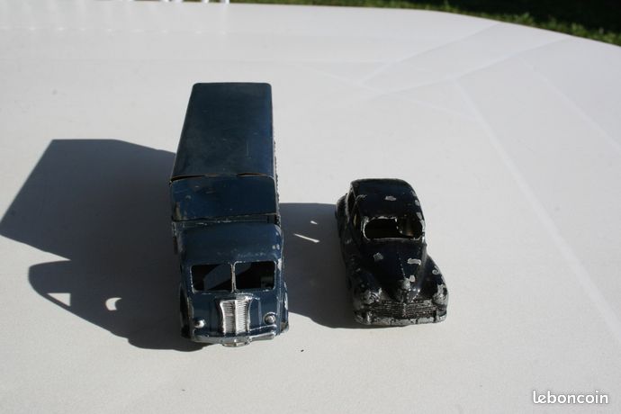 Ancienne Voiture Dinky Toy Peugeot 203 - Environ 10cm - Manque Une Roue - État Correct