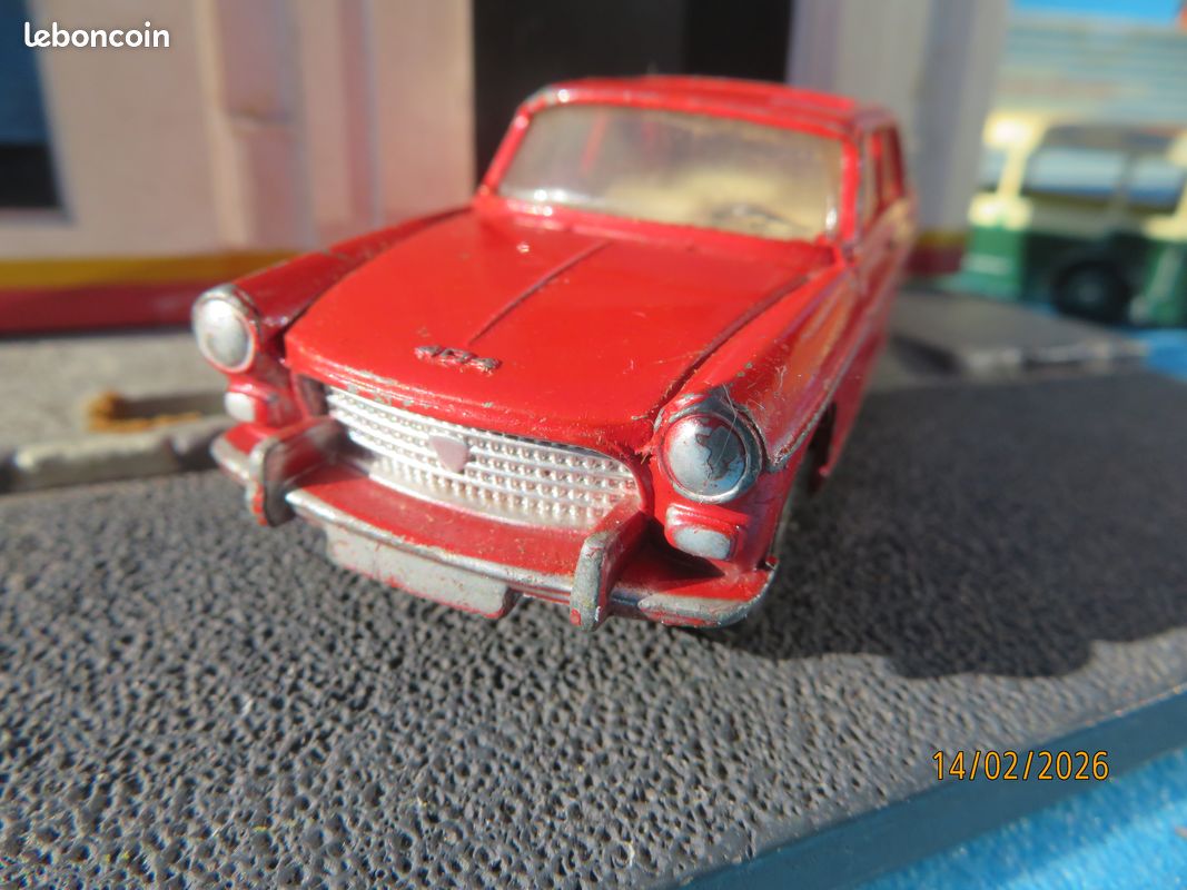 Dinky Toys Peugeot 404 break. Véhicule miniature échelle 1/43