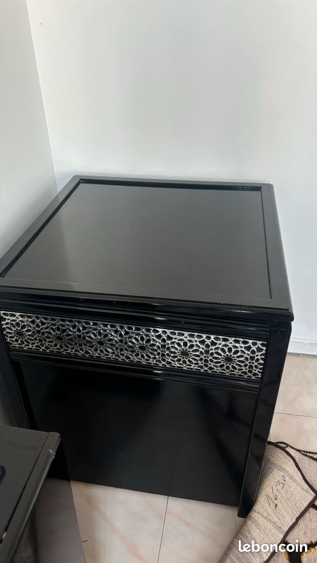 Salon marocain complet en très bon état – 3 sedari, 1 table, 2 coffres, 13 coussins, et 2 paires de tlamet (image 8)