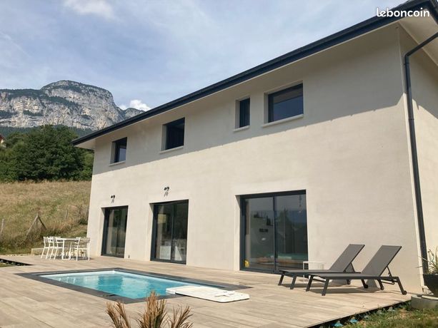 Maison récente avec vue et piscine