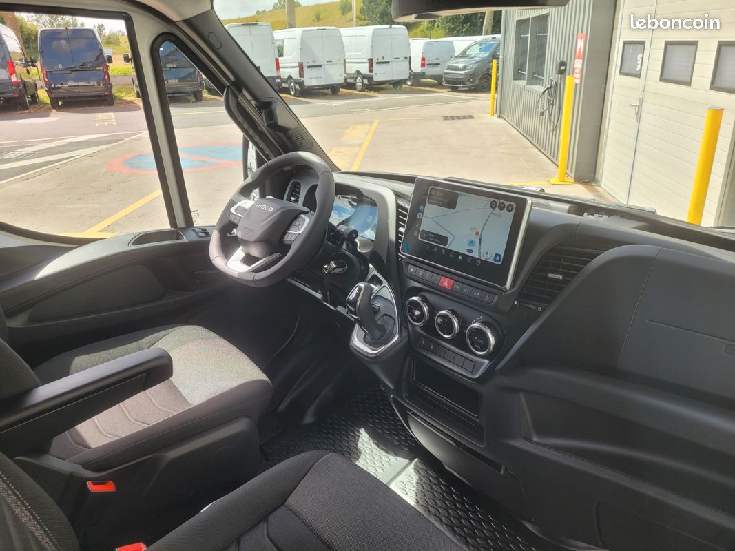 IVECO DAILY 35S18 HA8 V12 FOURGON PACK COMFORT 03 PLACES comme NEUF avec BOITE AUTO + MOTEUR 3 LITRES + CAMÉRA + RADARS + PORTES 270 DEGRÉS + SIEGE SUSPENDU + PHARES FULL LED ( Prix Vente 43 990 HT ) (image 3)