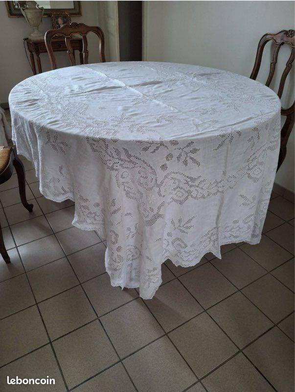 Nappe Ronde Ancienne Coton Blanc 175 Cm – Brodée Et Crochetée, Avec 8 Serviettes