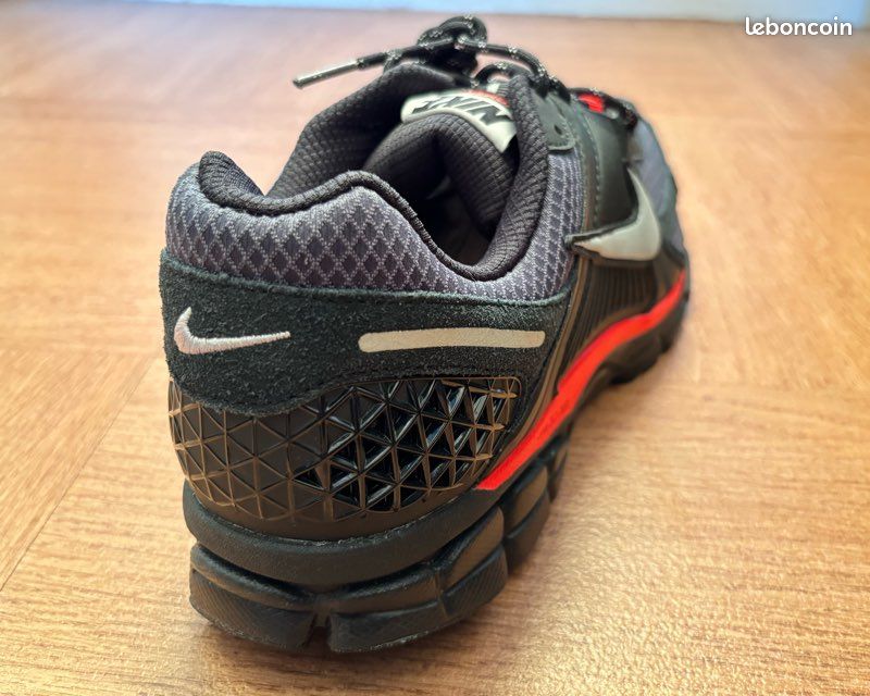 Chaussures Nike Zoom Vomero 5 Noir et Rouge (image 7)