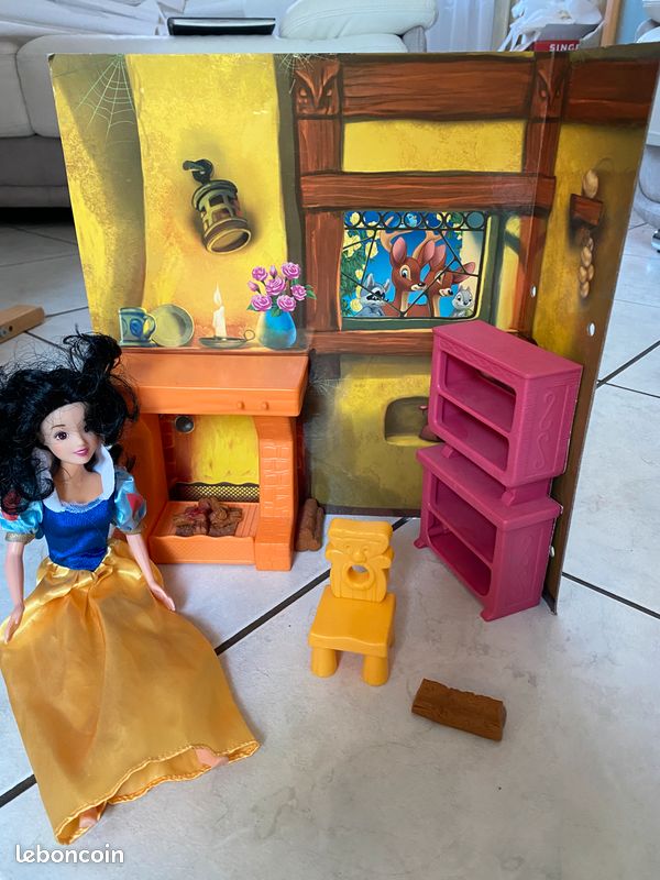 Poupée blanche neige (style barbie) avec cheminée et meubles + décor (image 1)