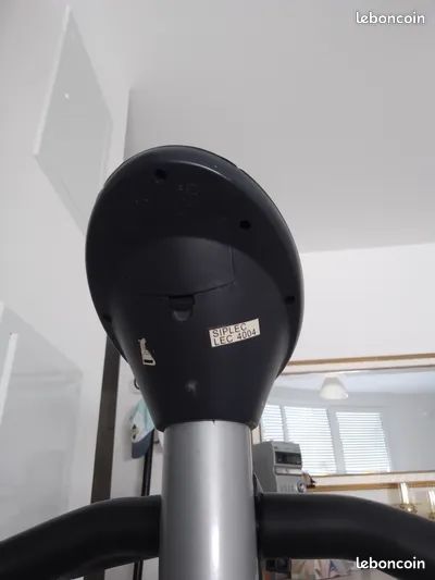 Vélo d'appartement complet avec écran et réglages - Très bon état (image 10)
