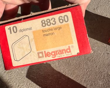 Enjoliveur Legrand DIPLOMAT Marron Pour Sortie De Câble - Neuf, Référence 883 89
