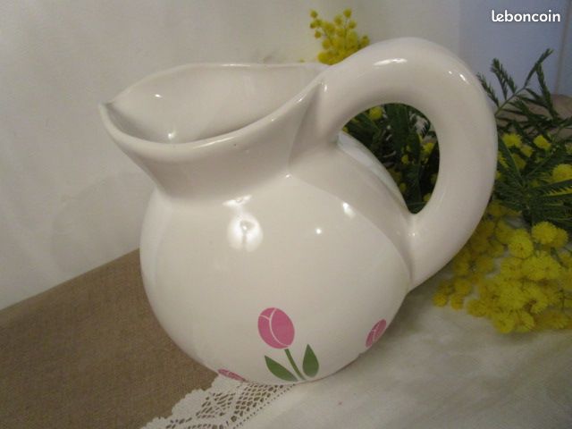 PICHET en FAIENCE ? BLANCHE DECOR TULIPES DES ANNEES 70 (image 5)