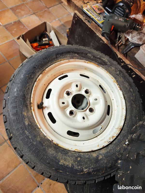 4 Jantes 12x4.50x34 blanches avec pneus Michelin (image 1)