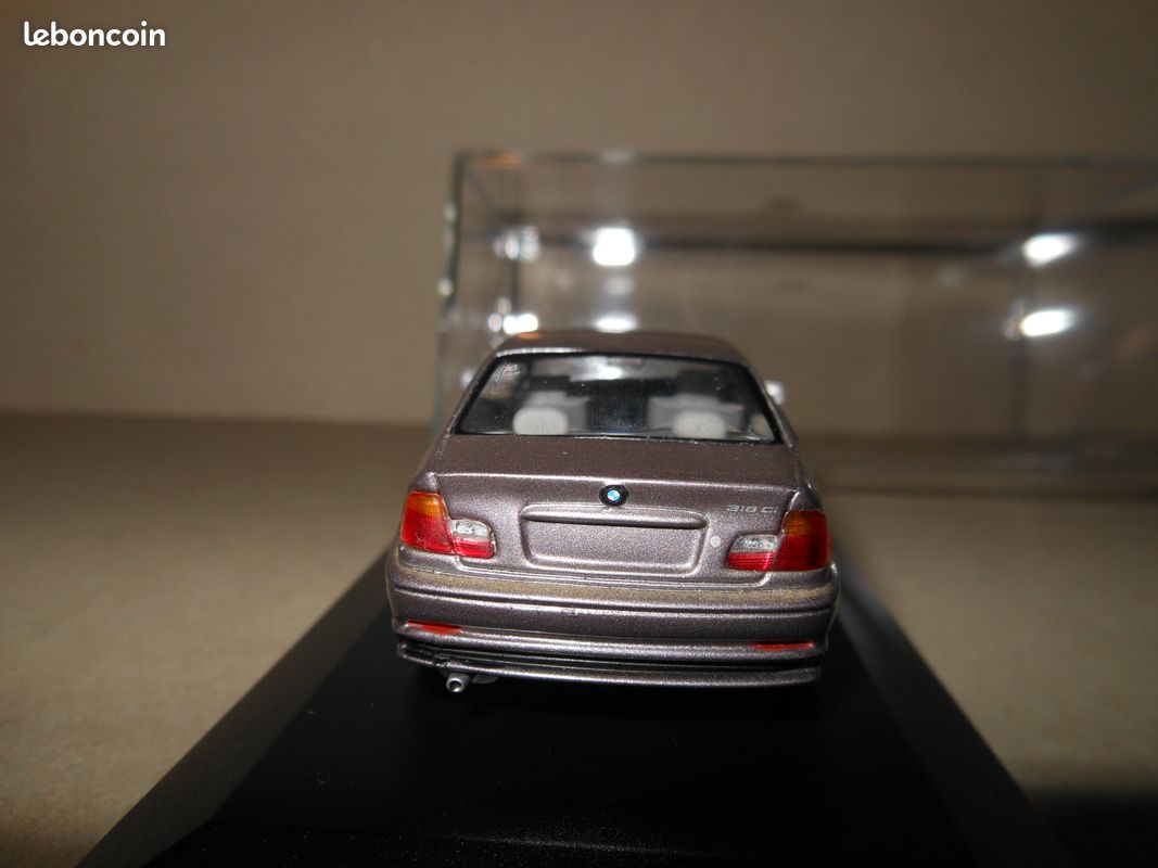 BMW série 3 S3 noire en auto horloge miniature | AUTO HORLOGE