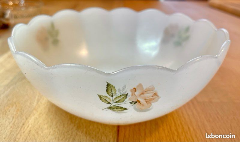 Grand saladier Arcopal avec décor de légumes
