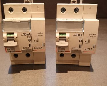 Lot De 5 Interrupteurs Différentiels Legrand 25A - Occasion En Bon état De Fonctionnement