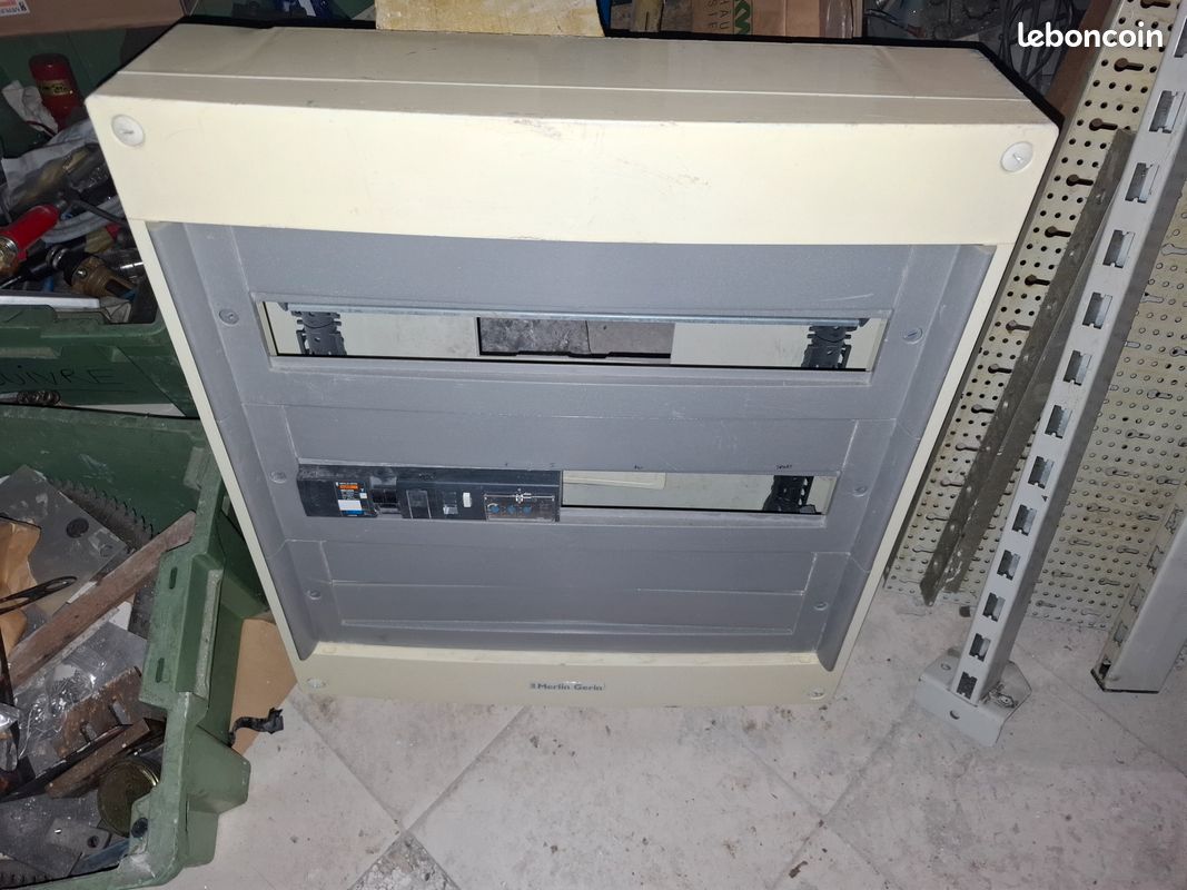 Tableau électrique Merlin Gerin + Disjoncteur 100A C avec Bloc Vigi Réglable (image 2)