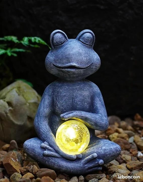 Statuette d'une Grenouille le Prince couronné, figurine d'une grenouille