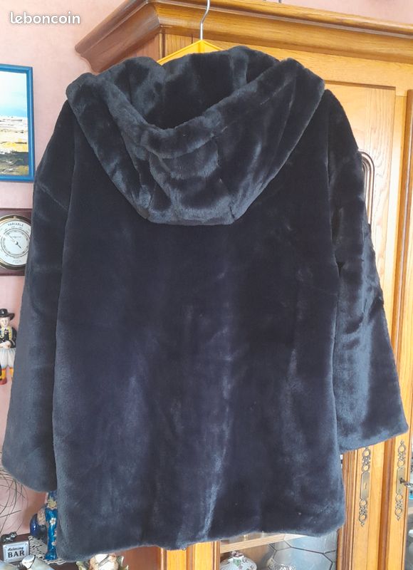 Manteau noir en fourrure synthétique neuf (image 2)