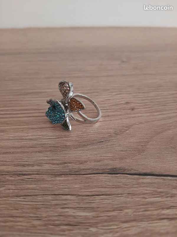 Bague multicolore motif pétales de fleurs taille 57 (image 3)