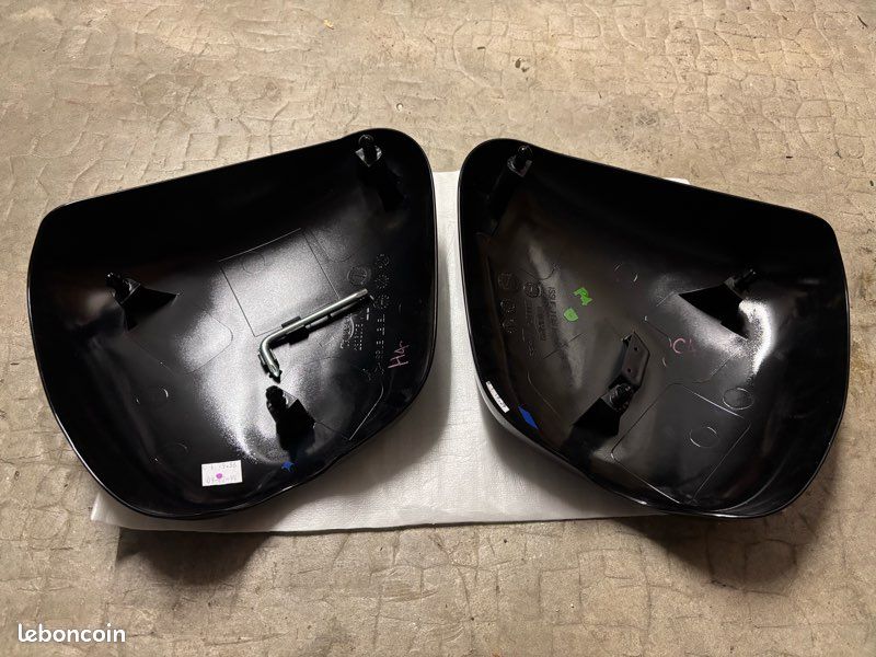 Caches latéraux droit et gauche d’origine neufs Triumph Bonneville T100/T120 Black (la paire) (image 2)