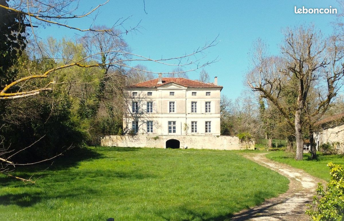 Maison 8 pièces 480 m² · à Villebois-Lavalette · 480 m² · 278 000 €