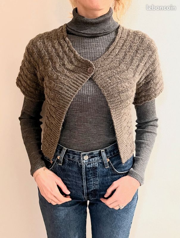 Boléro femme manches courtes fermé par un bouton (image 4)