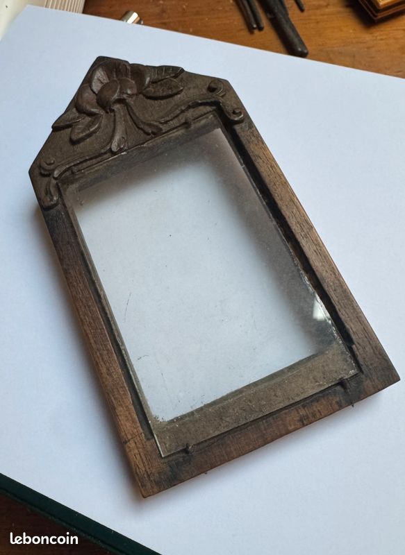 Cadre ancien en noyer avec verre (image 1)