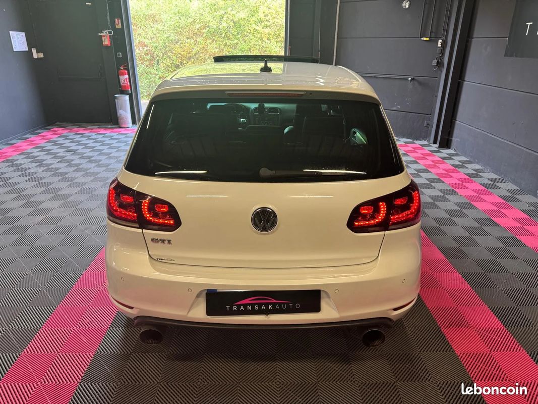 Volkswagen GOLF 6 GTI 2.0 TSI DSG Adidas / Dynaudio / Toit ouvrant panoramique / Sièges Chauffants (image 4)