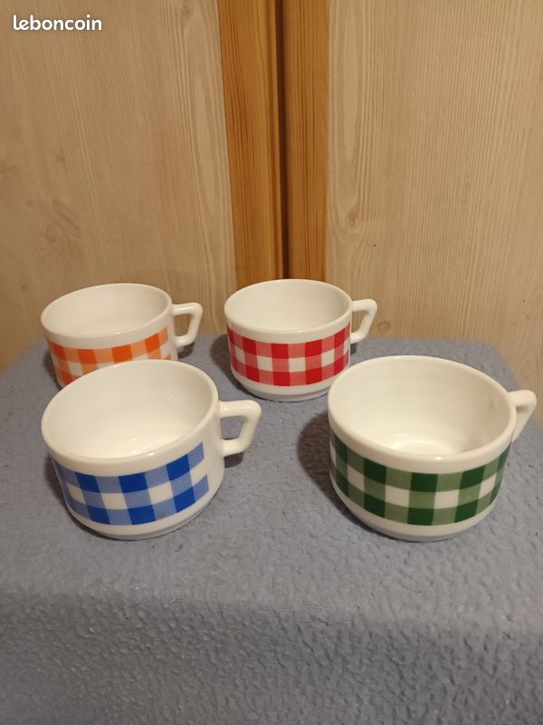 Lot de 4 tasses arcopal décor Vichy (image 1)