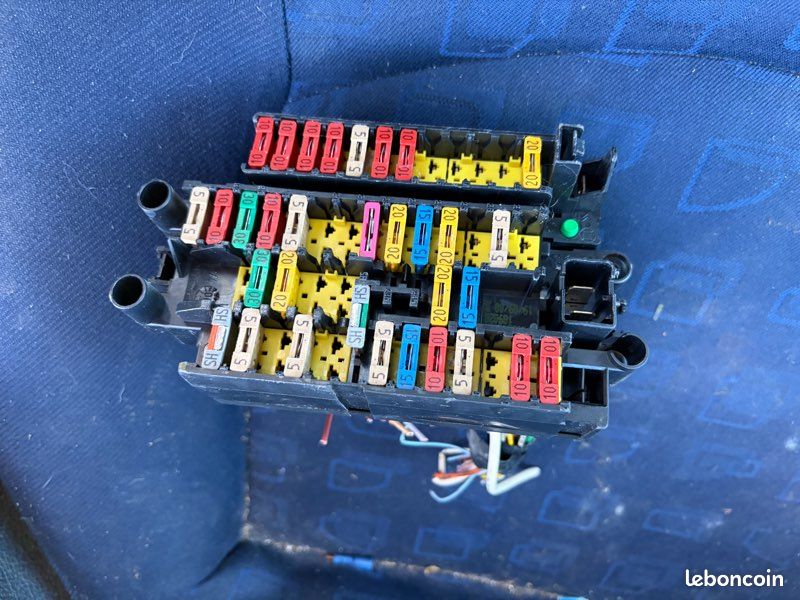 Cache Boîtier Fusible Moteur Pour Peugeot 206 - Occasion - Réf. 9640866580