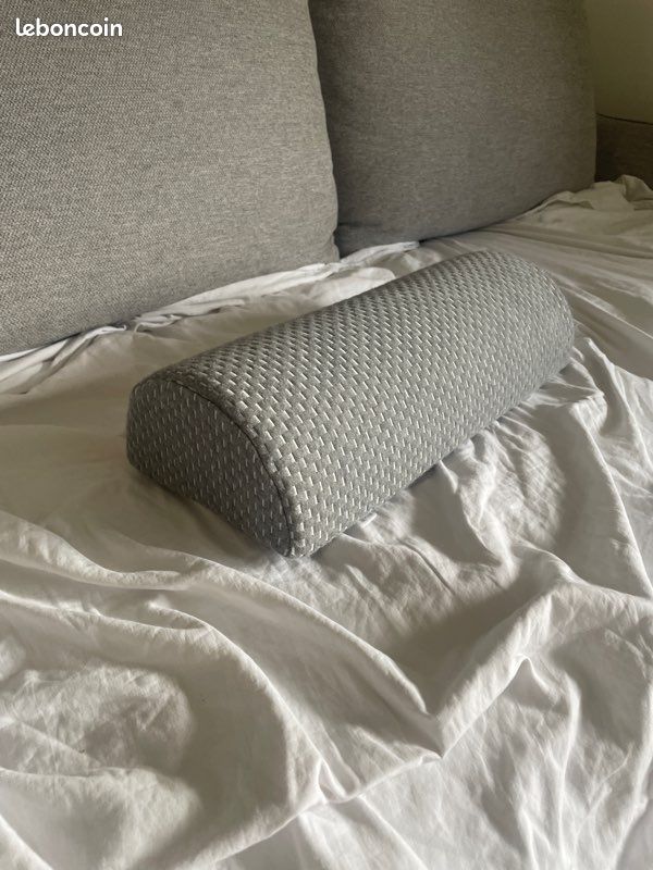 Coussin traversin gris texturé (image 1)