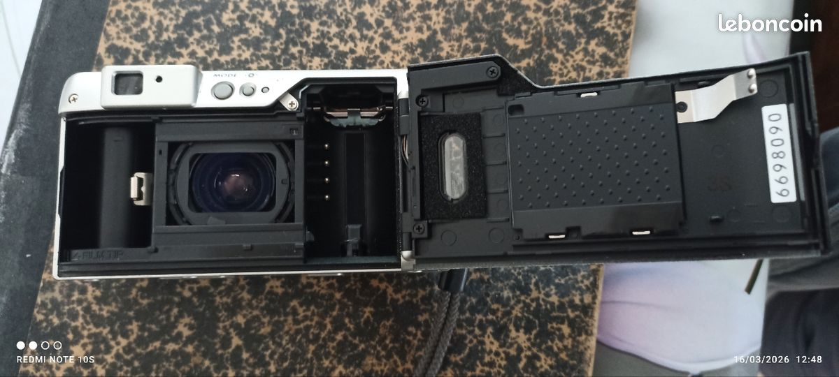 Konica Pearl III Appareil Photo Argentique - Etui Et Capuche, état Mint