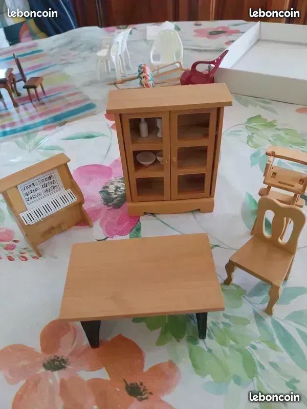Vaisselle De Poupée Miniature Années 1930 En Laiton Sur Présentoir Bois