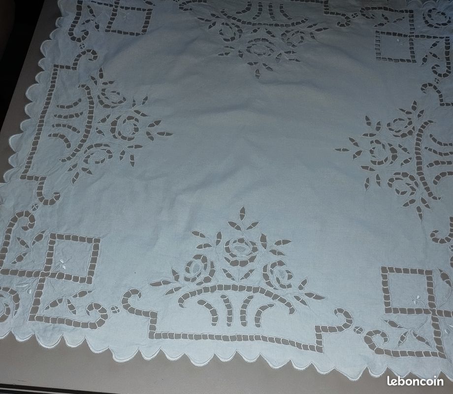 Nappe Ancienne Brodée Main, Fond Blanc, Motifs Floraux – Coton, Rectangulaire