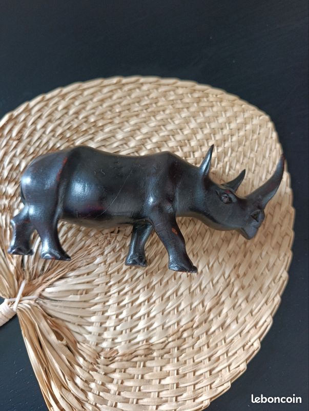 Rhinoceros sculptés en bois de ronce des années 1960 - En vente sur France