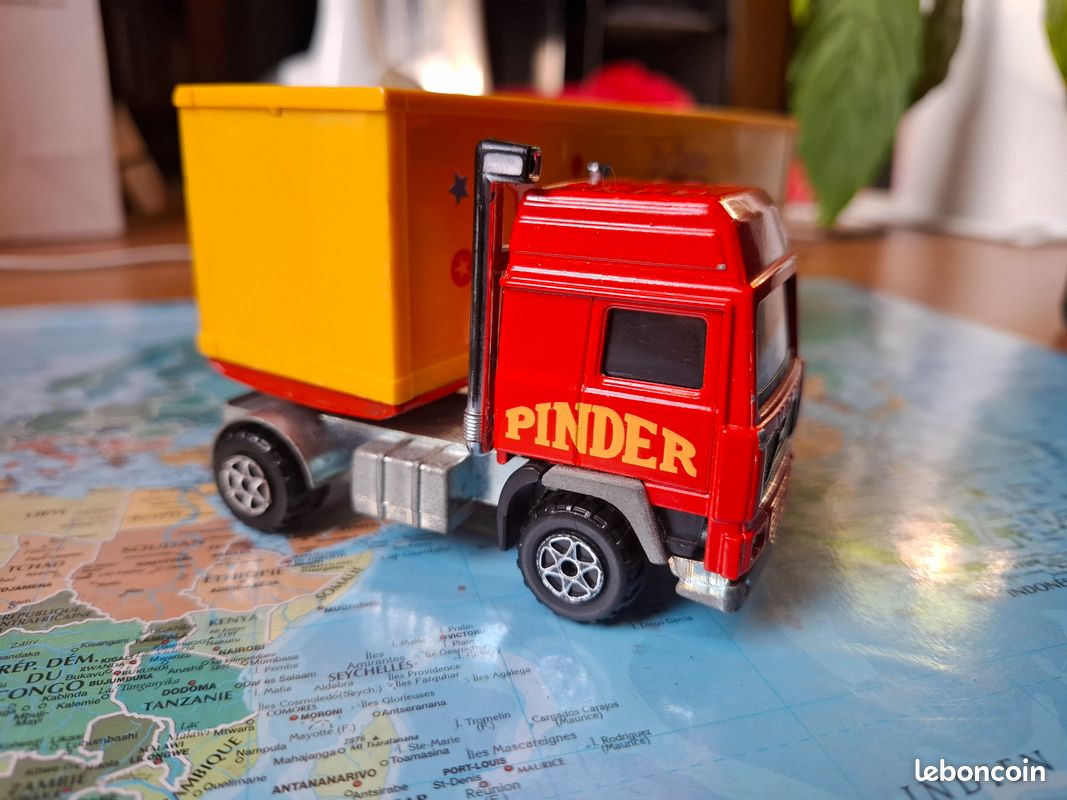 CAMION VOLVO SEMI Le Cirque PINDER - MAJORETTE - Made in Thaïlande