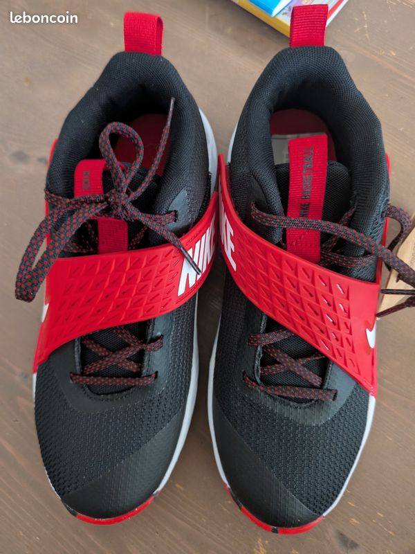 Jolie paire de Nike team hustle taille 38 (image 1)