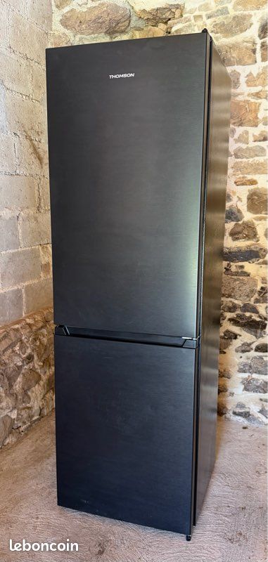 Réfrigérateur congélateur Thomson CTH304ANFBLIX, finition noire, avec technologie Total No Frost (image 1)