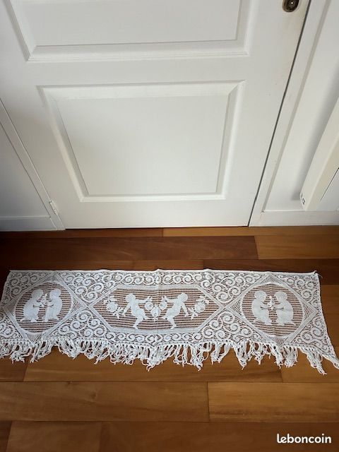 Chemin De Table Rectangulaire Blanc, Brodé Main Et Dentelle Aux Fuseaux, De La Marque Les Collections De Crinolines Et Pomponettes, 38x80 Cm