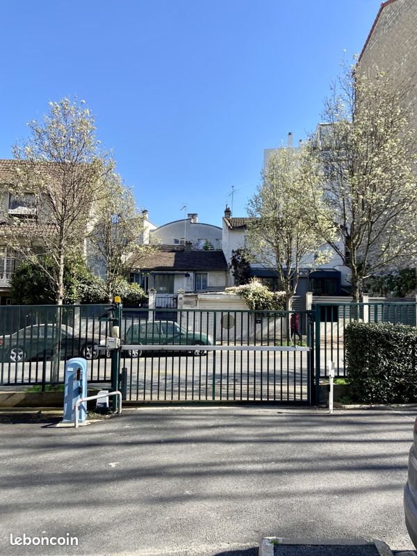 Parking dans un immeuble sécurisé - Issy · à Issy-les-Moulineaux · 90 €/mois