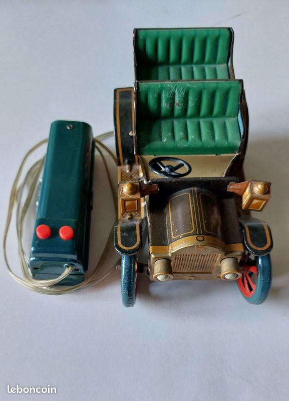 Tank jouet vintage en tôle – modèle ME-060 avec télécommande filaire vintage - Collection