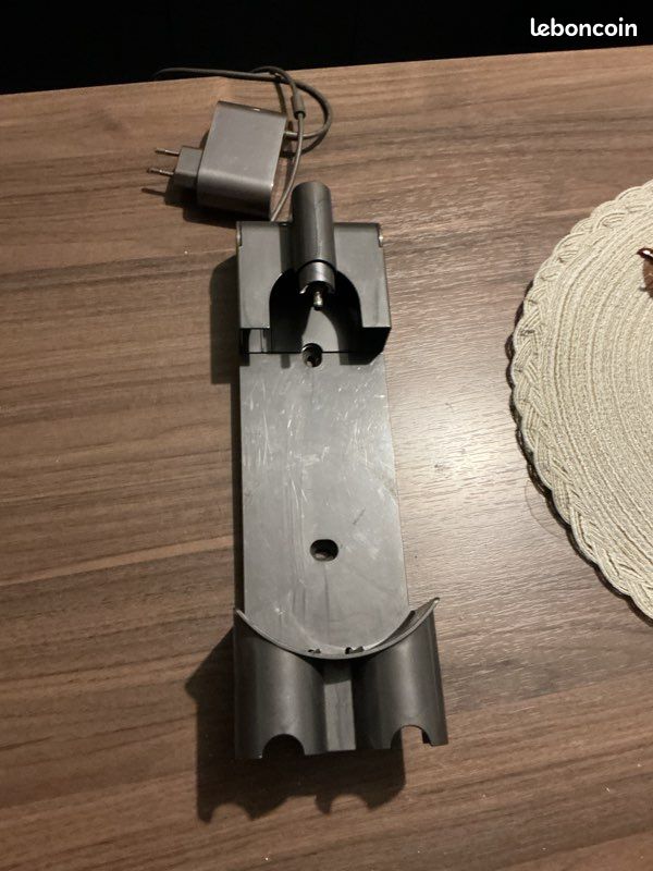 Supporte murale dyson v8 ou v7 (image 1)