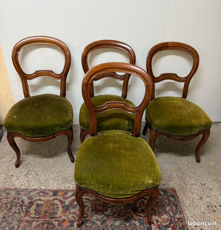 Suite de 4 chaises en noyer (image 1)