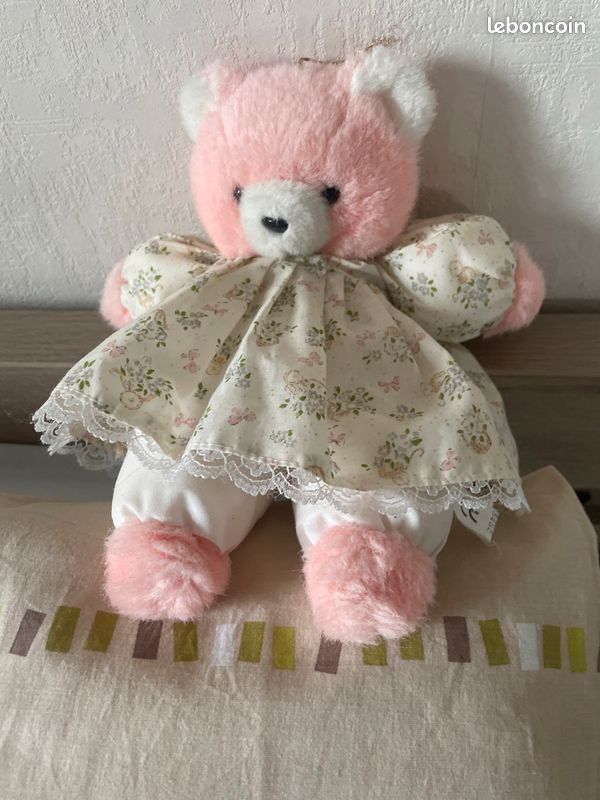 Peluche ours rose vêtue petite robe (image 2)
