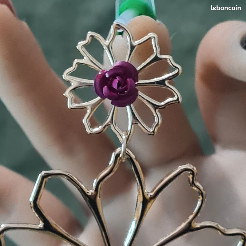 Boucles d'oreilles et collier assorti style florale (image 5)