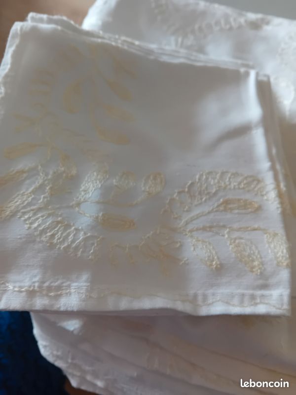 Très jolie nappe venue du Liban 2,84×2,56 et 8 serviettes (image 2)