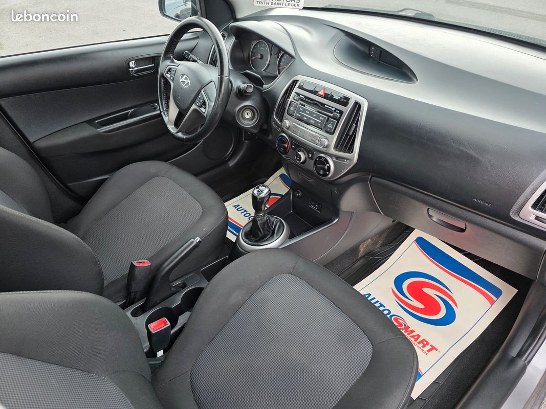 Hyundai i20 1.1 crdi 75 cv .du 08/2013 avec 137 000 kms .1er Main + Carnet (image 3)